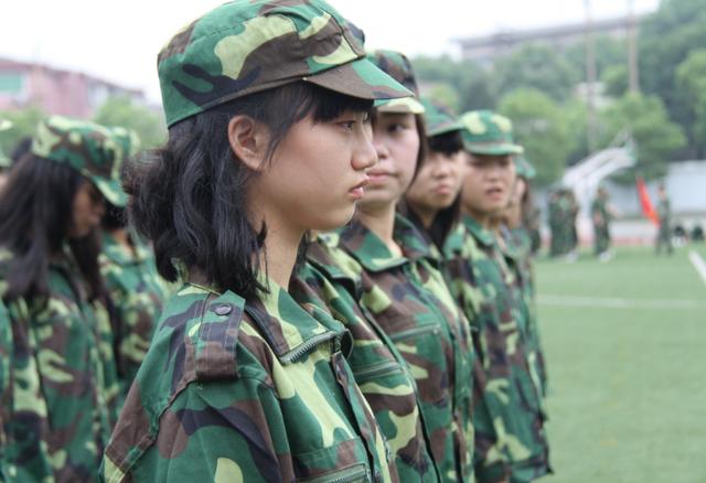 学姐在学弟军训面前跳舞,学弟学妹军训学姐在旁边跳舞