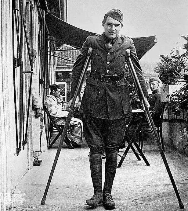 海明威：早年经历5次战争4次车祸2次坠机，晚年却因为FBI而自杀