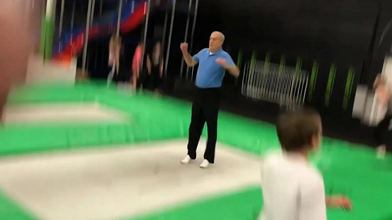 老人花式蹦床,60多的老人爱跳爱运动