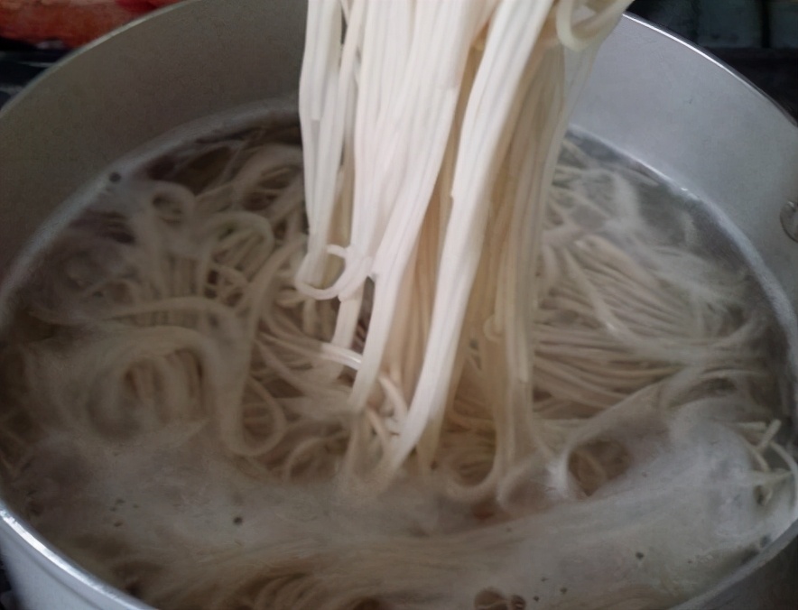 煮面条，别直接用清水，记得多做2步，面条筋道爽滑，鲜香又美味