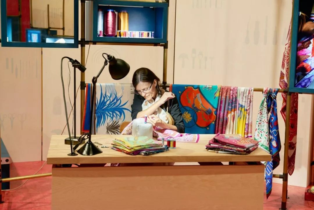 爱马仕丝巾为啥这么贵？7万多种颜色耗时两年看完就觉得值了