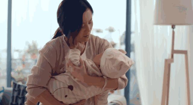 宝宝晚上爱蹬被子怎么回事,六个月宝宝频繁烦躁蹬腿