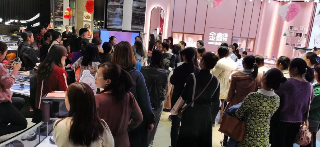 金鑫珠宝郑州永和铂爵店亮相,引数百名跑男排队代购