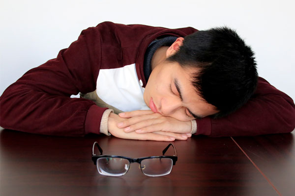 老人白天犯困晚上睡不着怎么办,白天老是犯困没有精神晚上睡不着