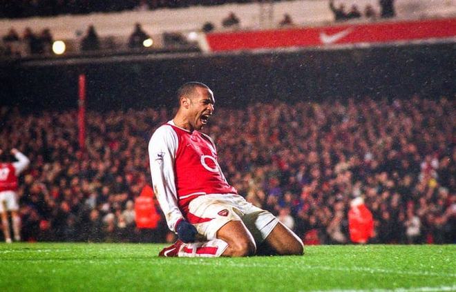 足坛滑跪庆祝集锦雨中航母,足坛滑跪罗本