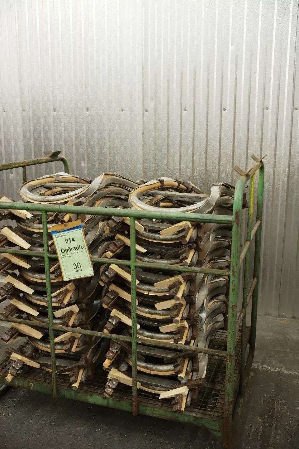 探访TON工厂看经典椅子背后的故事|疯狂24h我们去捷克干了啥？