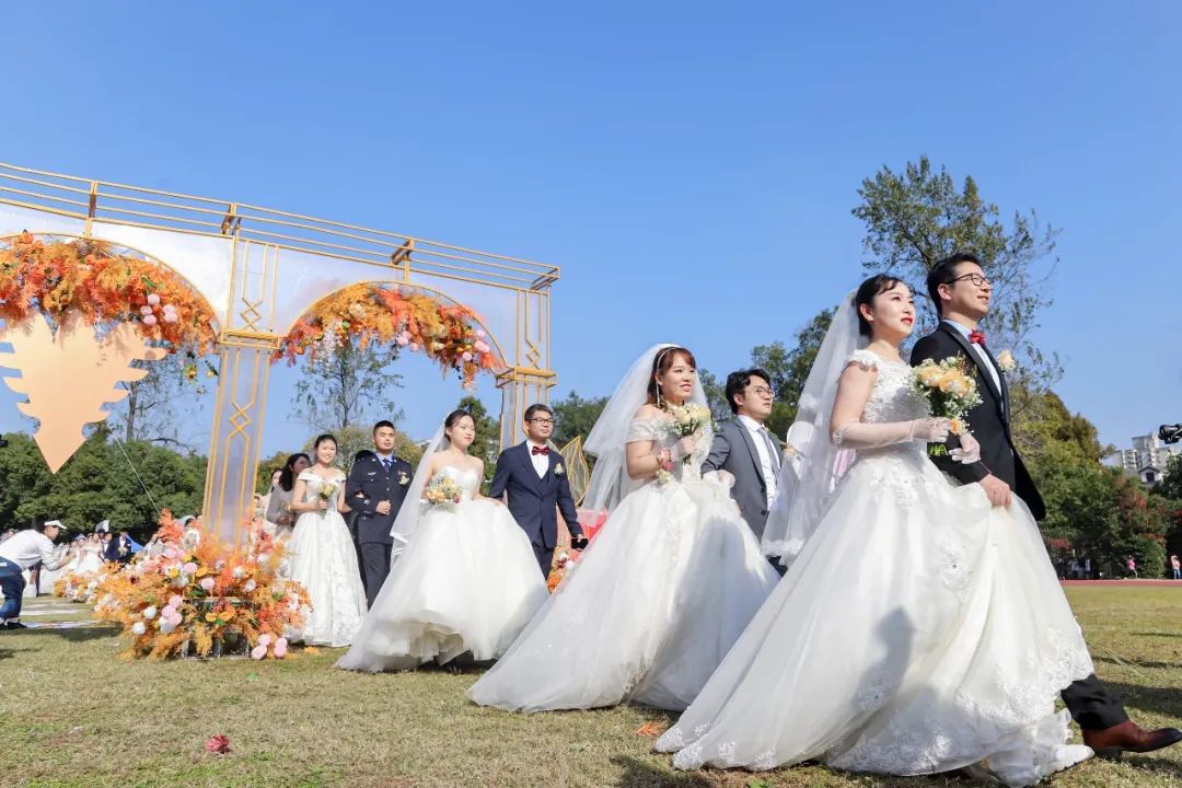 李兰娟致敬院士视频,致敬李兰娟院士的诗朗诵