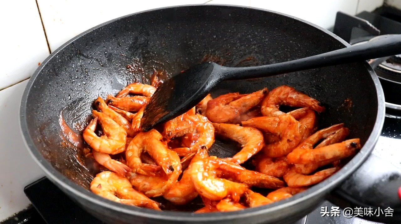 油焖大虾怎么做才好吃？原来在家做诀窍这么简单，又多了一道硬菜