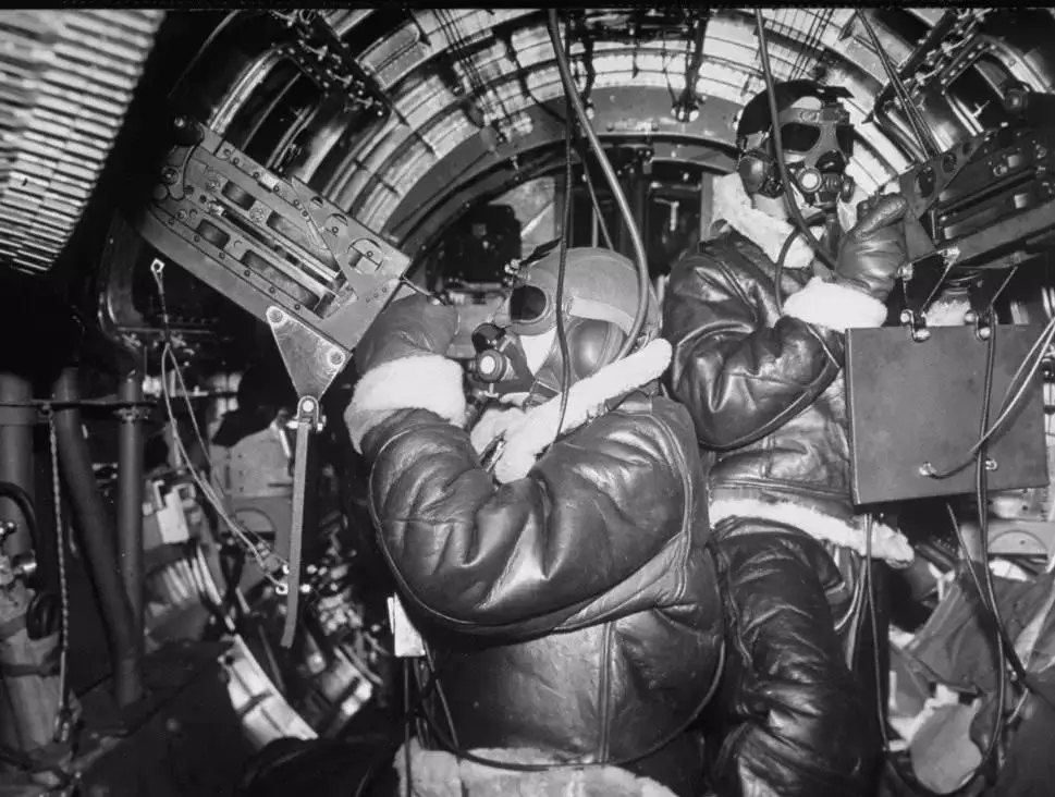 为了不让男朋友把羽绒服穿成“熊样”,我差点挤晕在海澜之家