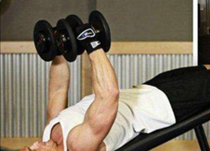 哑铃飞鸟练胸的正确方法,哑铃飞鸟正确做法