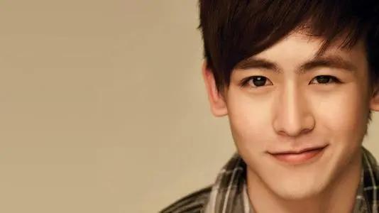 男星尼坤近照陷发际线危机，男神形象不再，维尼夫妇滤镜也救不了