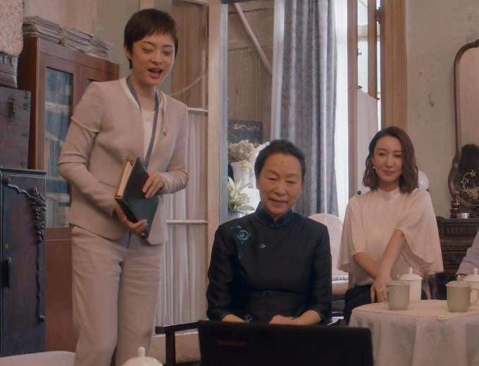 《安家》中的江奶奶圈粉无数,她穿旗袍装优雅得体,美得温柔大方