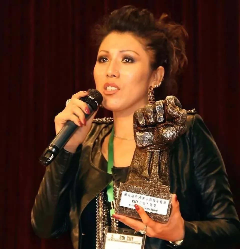 17岁被侵犯，34岁成*鸨老**，37岁拍片拿大奖，好绝一女的