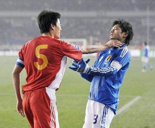 东亚四强赛李玮锋锁喉,李玮锋对日本球员使出锁喉神功