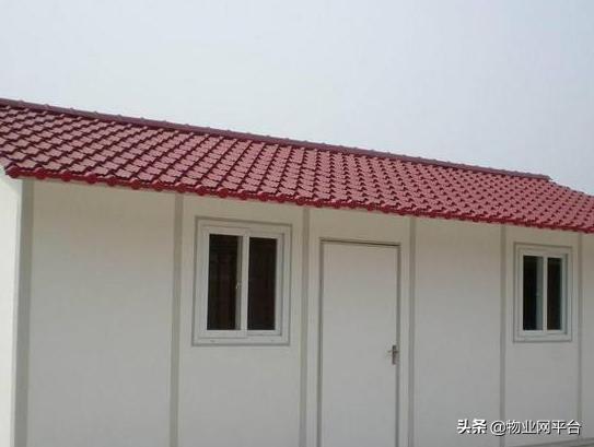 彩钢板平顶房漏水,彩钢板房地面下雨漏水