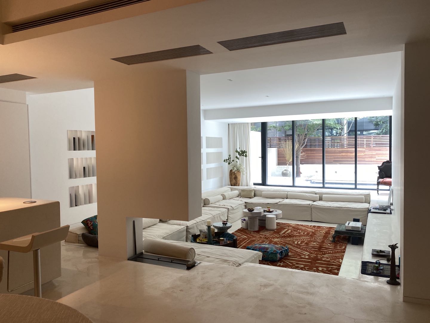 这对夫妇的家，用上海老洋房的地板铺浴缸，用石英砂做“茅厕”