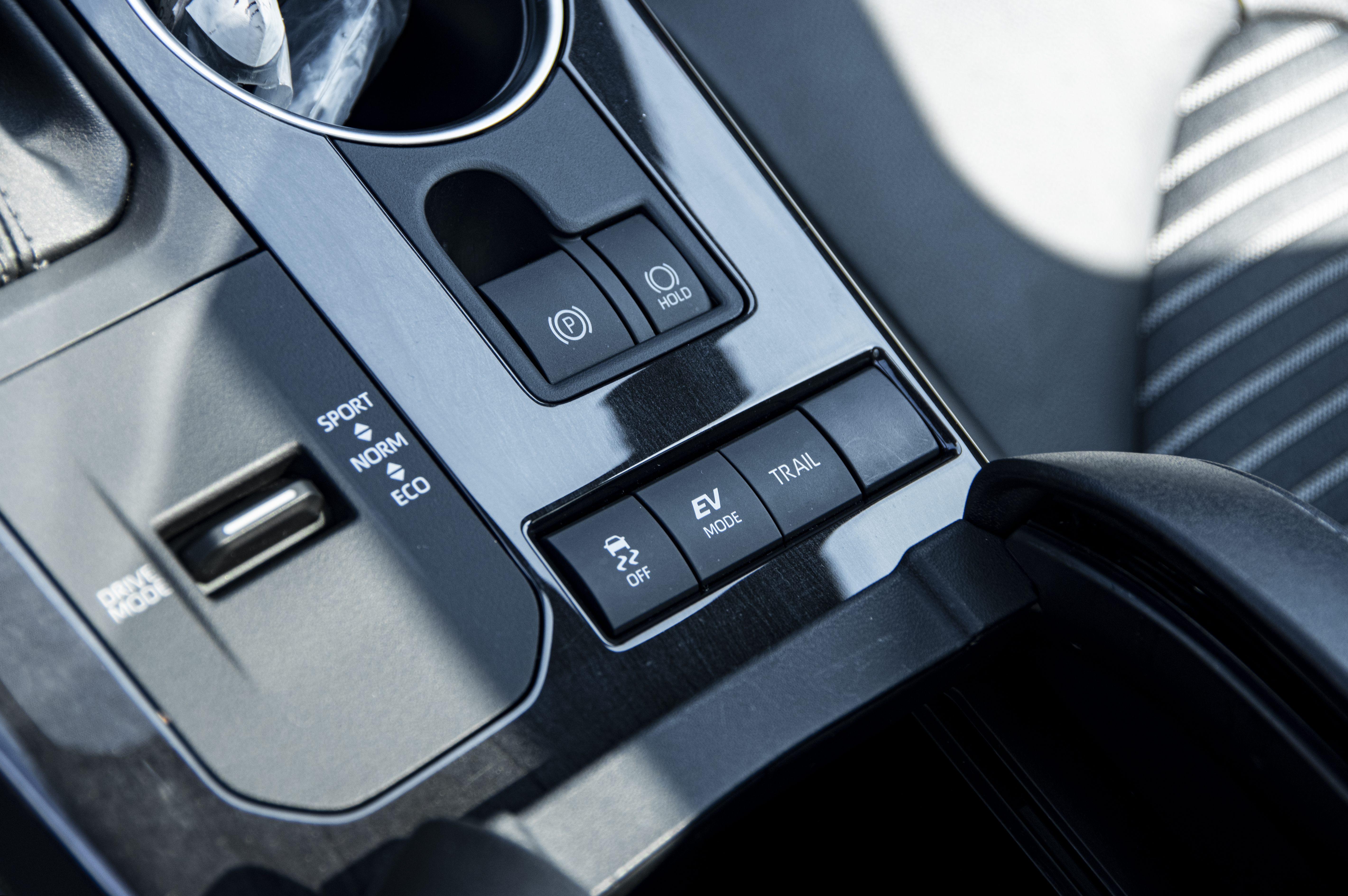 皇冠陆放银色到店实拍,皇冠陆放七座混动版2021长宽高