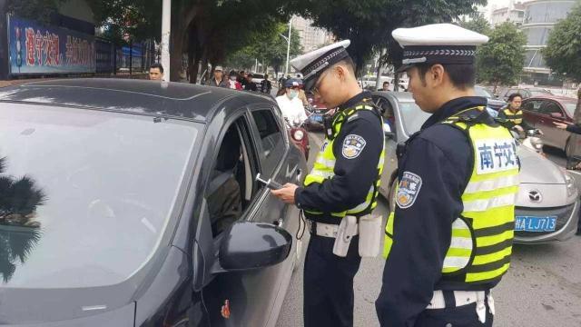 驾驶证忘带了被交警逮到会怎么样,出门忘带驾驶证交警怎么处理呢