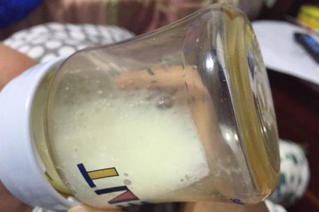 孩子喝奶老是剩点是什么原因,宝宝喝奶老剩最后一点