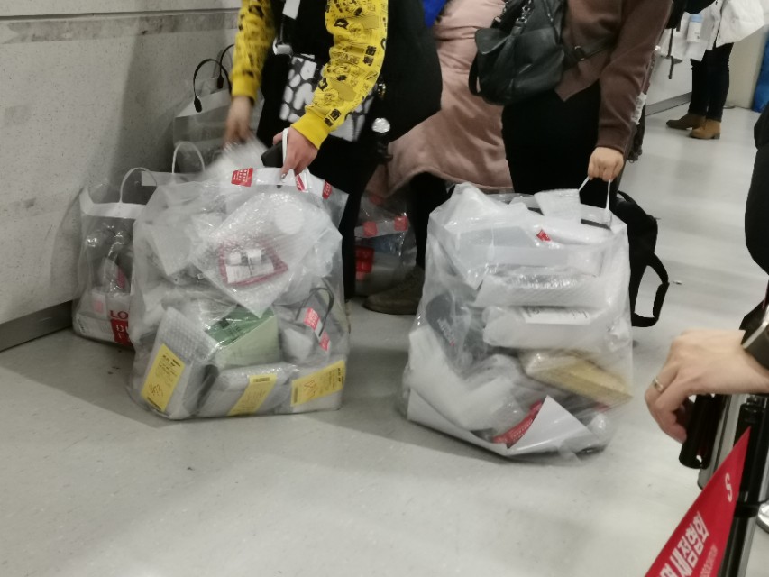 在济州岛机场，有群特殊的人群，每天都在做同一件事情