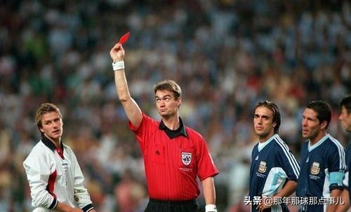 足坛连续两场得黄牌,足坛十大趣事合集