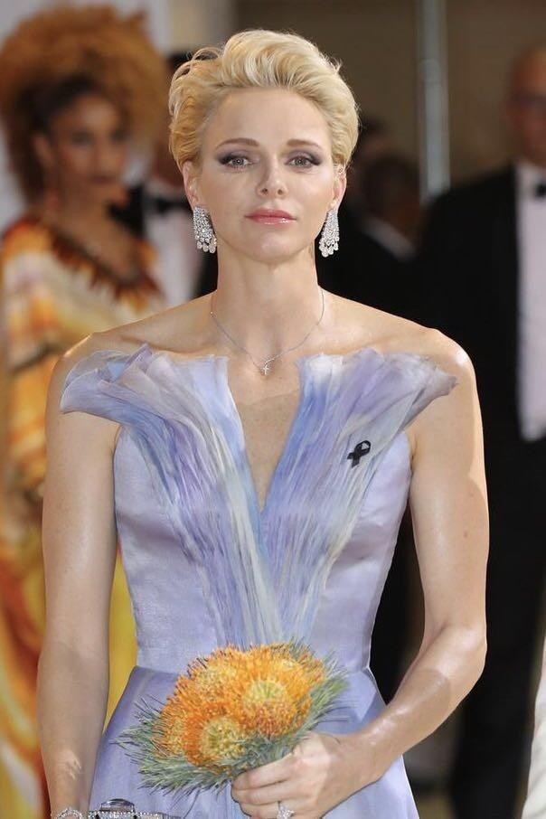 摩纳哥王妃夏琳:恋爱9年才知丈夫有俩私生子,逃婚3次被追回