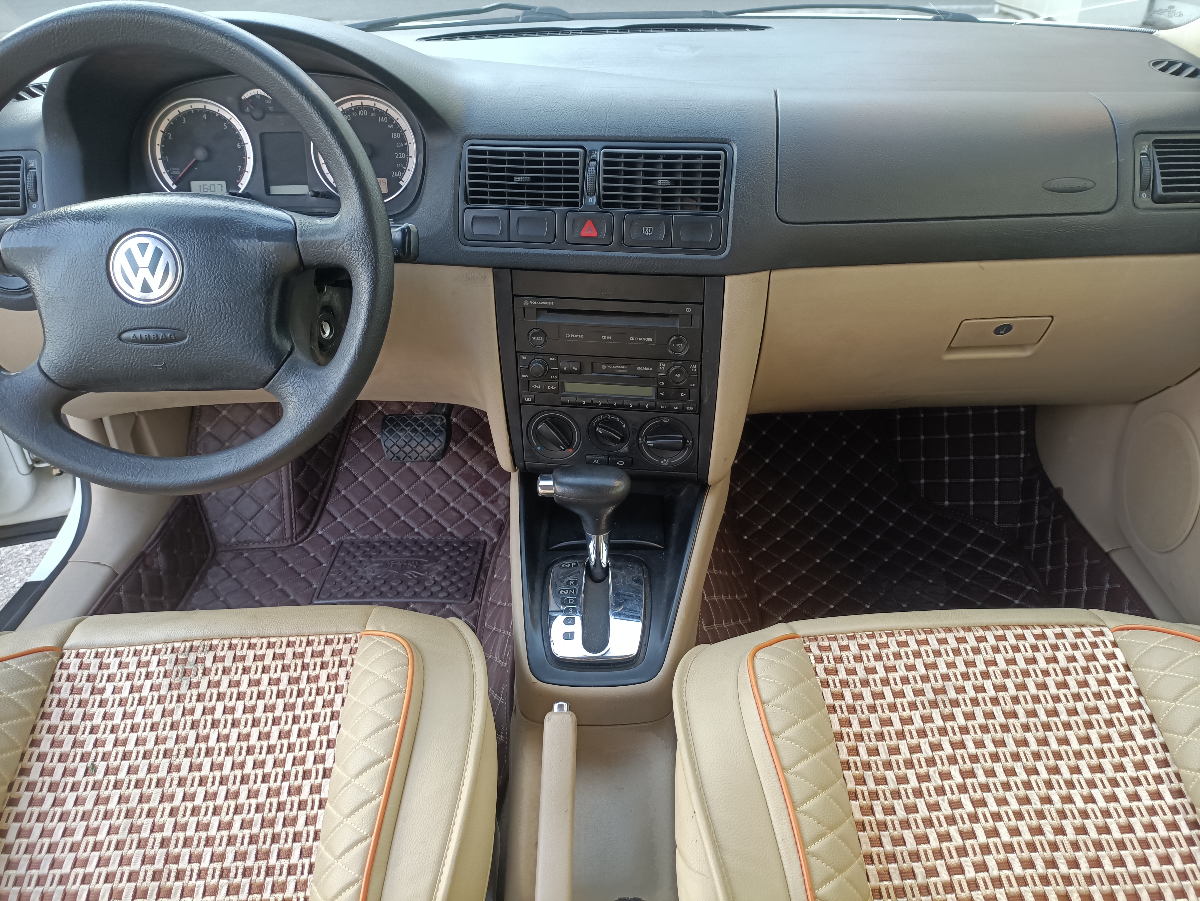 买高尔夫几代性价比高,买个二手高尔夫保值吗