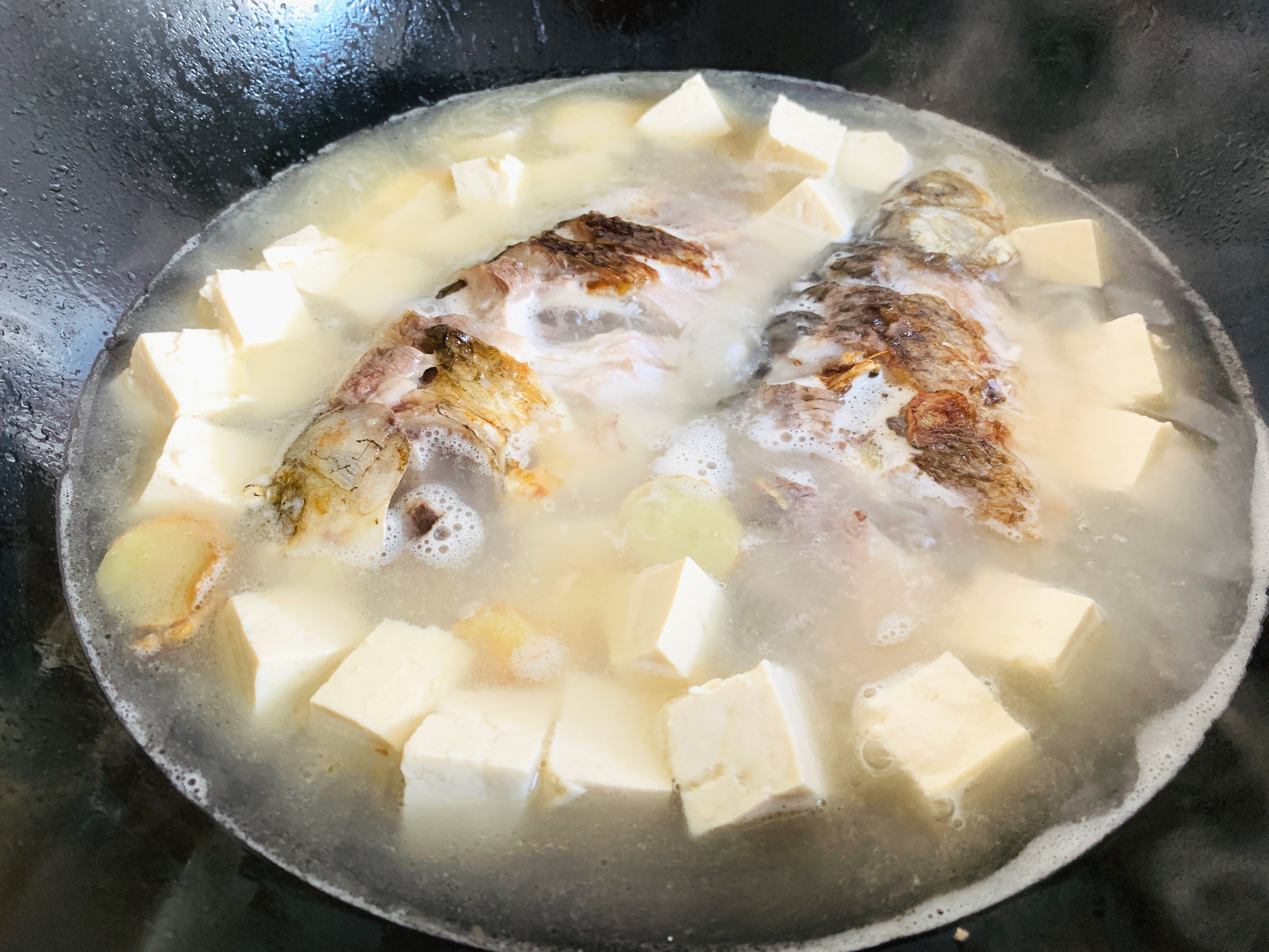 鱼汤的做法鲫鱼炖豆腐放什么材料,鲫鱼炖豆腐豆腐怎么更入味