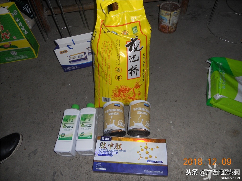 爱心志愿者给老人过集体生日,志愿者为103岁抗战老兵庆生