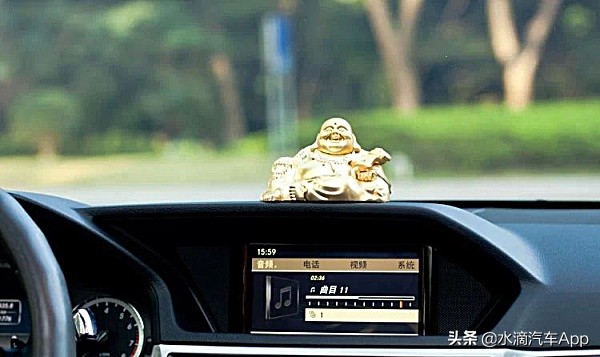 汽车放置装饰品隐患,车上放装饰品摆件有什么危险