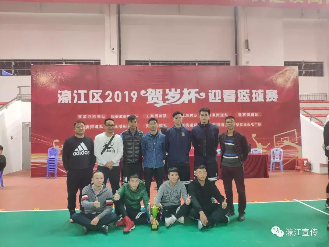 篮球比赛观众沸腾,球赛全场沸腾