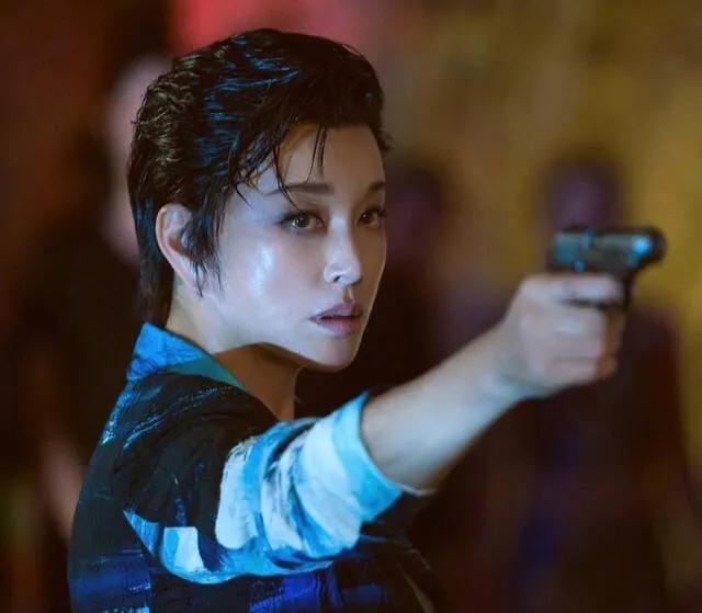 64岁刘晓庆花样多,剪短发梳成背头霸气十足,配西装太MAN了