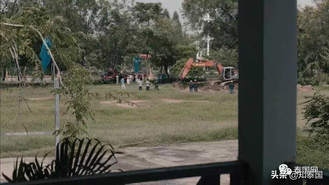 被士兵“上身”的年轻女巫，为何要去舔舐老女人伤痕累累的大腿？