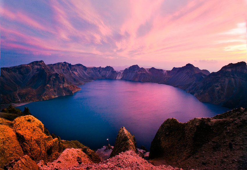 白雪横千峰，青天泻二流。登封如可作，应待翠华游——长白山