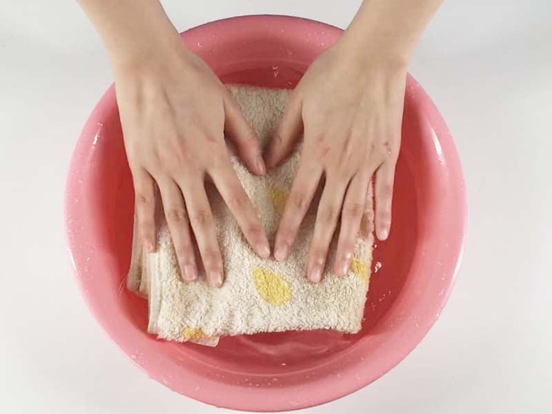 502胶水进宝宝眼睛里面怎么办,男童不小心把502点胶被粘眼睛