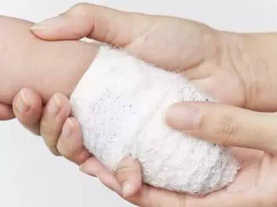 半岁婴儿从床上掉下昏迷至今，宝宝坠床，这种处理方法能避免悲剧