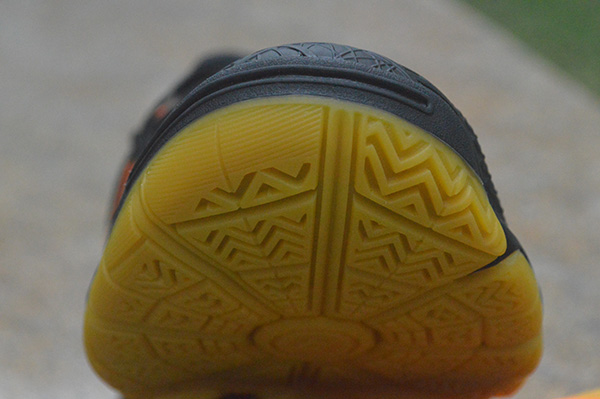 亚瑟士刀锋6代测评,亚瑟士刀锋7羽毛球鞋测评