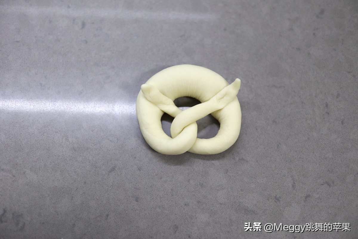 77岁老妈最爱吃的面包，口感扎实，造型美观，德国人喝啤酒必备