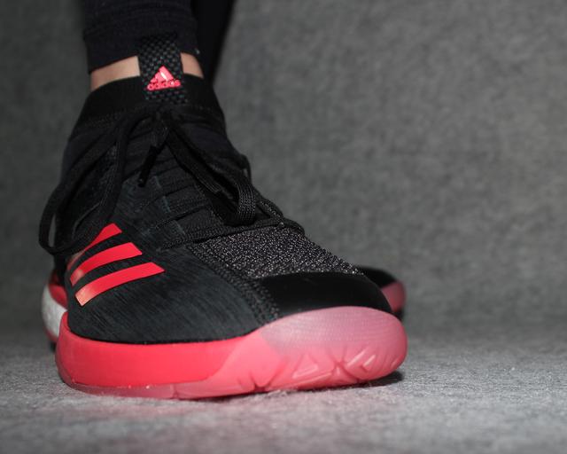 穿上就不想再脱的Q弹，阿迪达斯羽毛球鞋评测