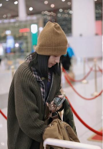 董洁皮毛一体外套,董洁蓝色光滑亮丽的外套