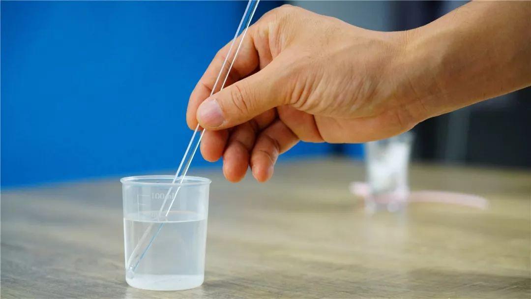 棉签放水里,第二天长出一块水晶石?还挺漂亮