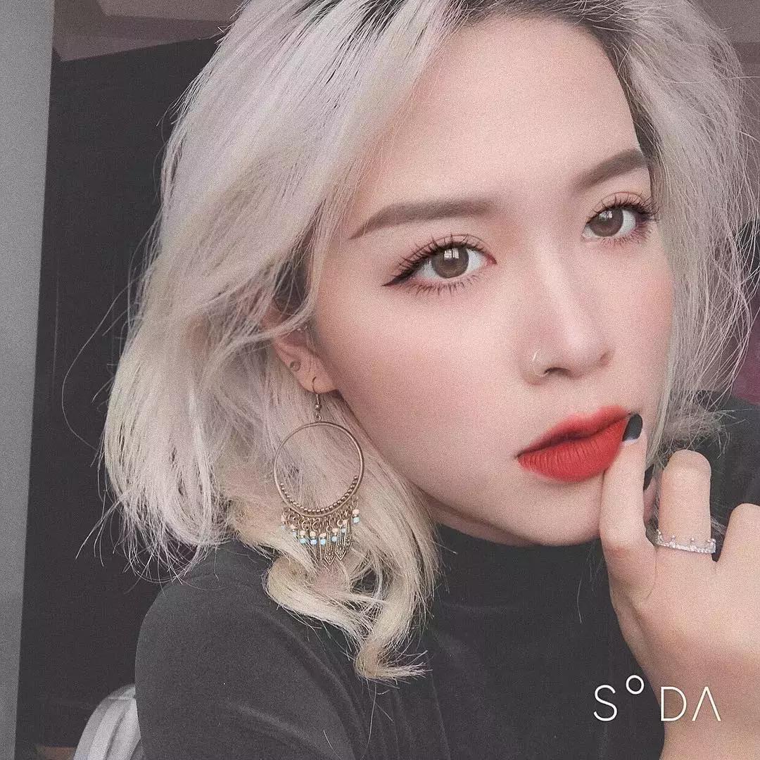 20岁越南小姐姐刷爆ins，在脸上乱画浮夸妆容，斩获10万粉，吊打P图神器！