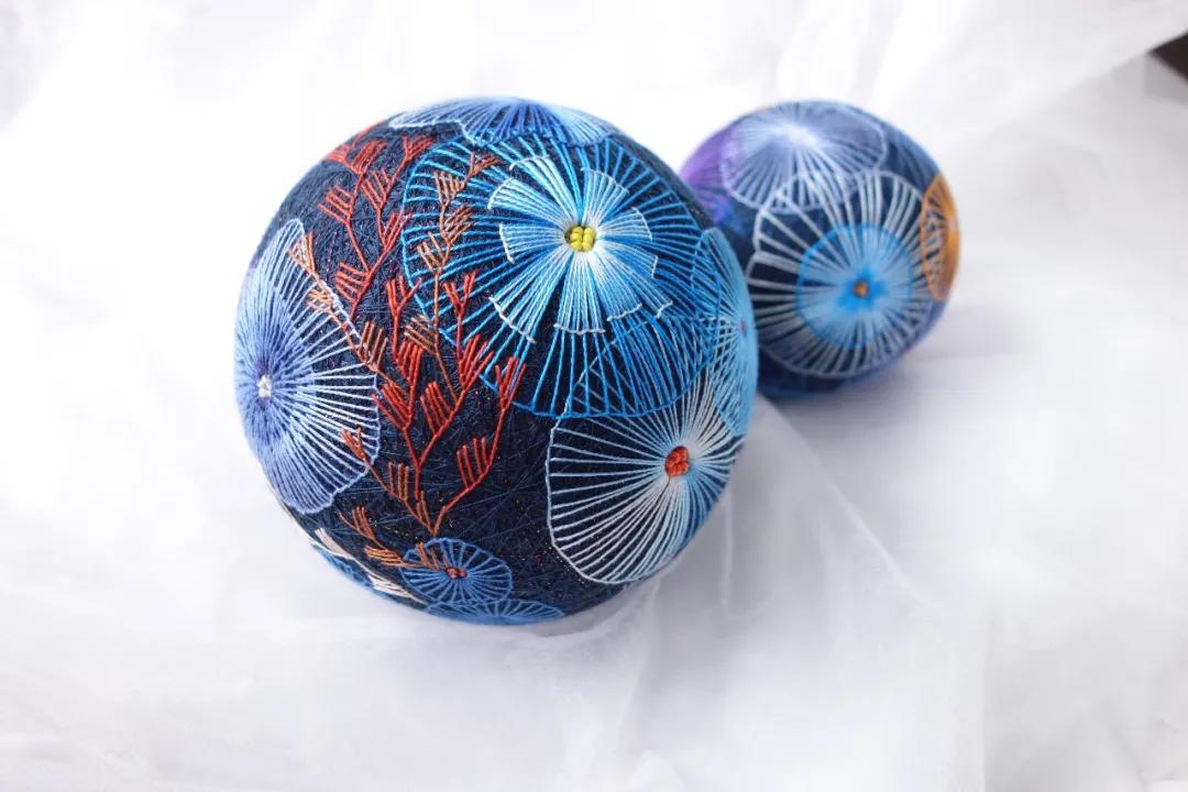 惊艳！“球上刺绣”你见过吗？她在球上绣出二十四节气，无数粉丝为之打call