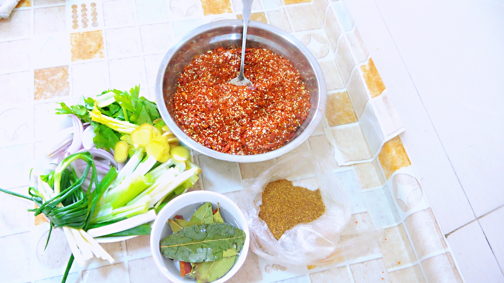 老师傅炼四川辣椒油又香又辣,开店四川凉拌菜辣椒油的制作方法