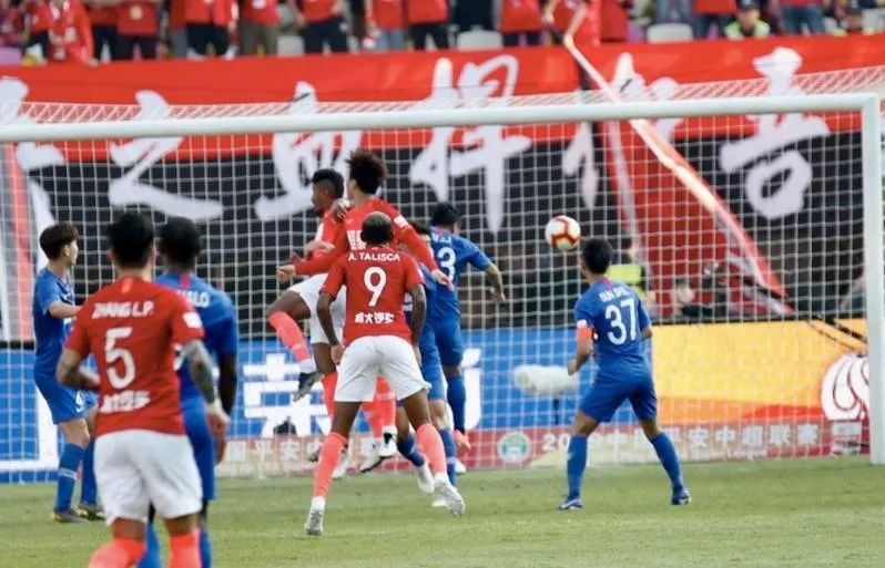 中国足球队员最高年薪是多少,足球球员年薪为什么突然这么高