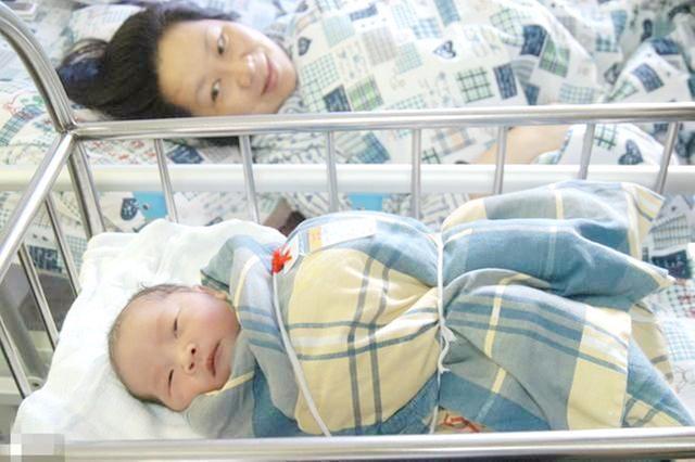 孕妈怎么喝水让胎宝宝喝到更多水,孕妈喝水