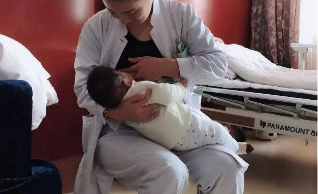 宝宝攒肚拉不出来怎么办,宝宝攒肚后臭臭是什么样的