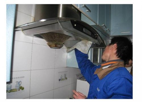 油烟机清洗小窍门简单又好用,油烟机脏了别傻傻拆下来洗了