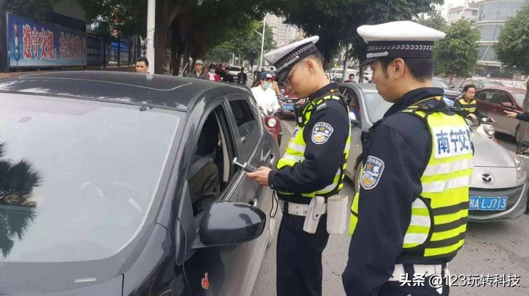 汽车正牌下来之后，临时车牌该如何处理，老司机：处理方式很简单