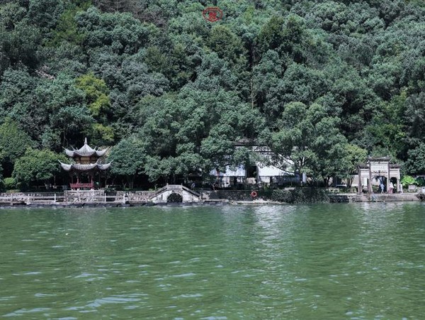 桐庐夜游富春山居景区,桐庐富春江夜游和白天游